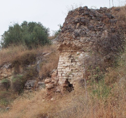Building set into hill. Don't know how old or what it was for.